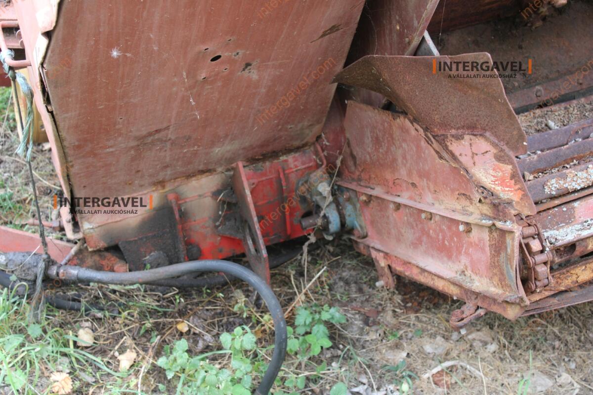 Takarmánykeverő, kiosztókocsi 13