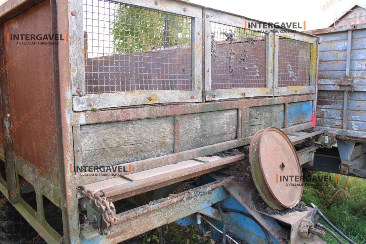 Trágyaszóró pótkocsi 4