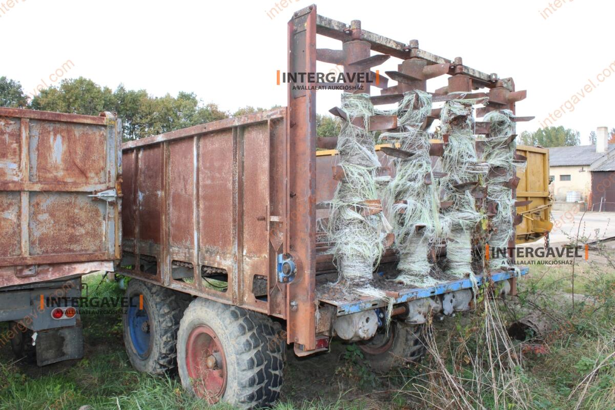 Trágyaszóró pótkocsi 8