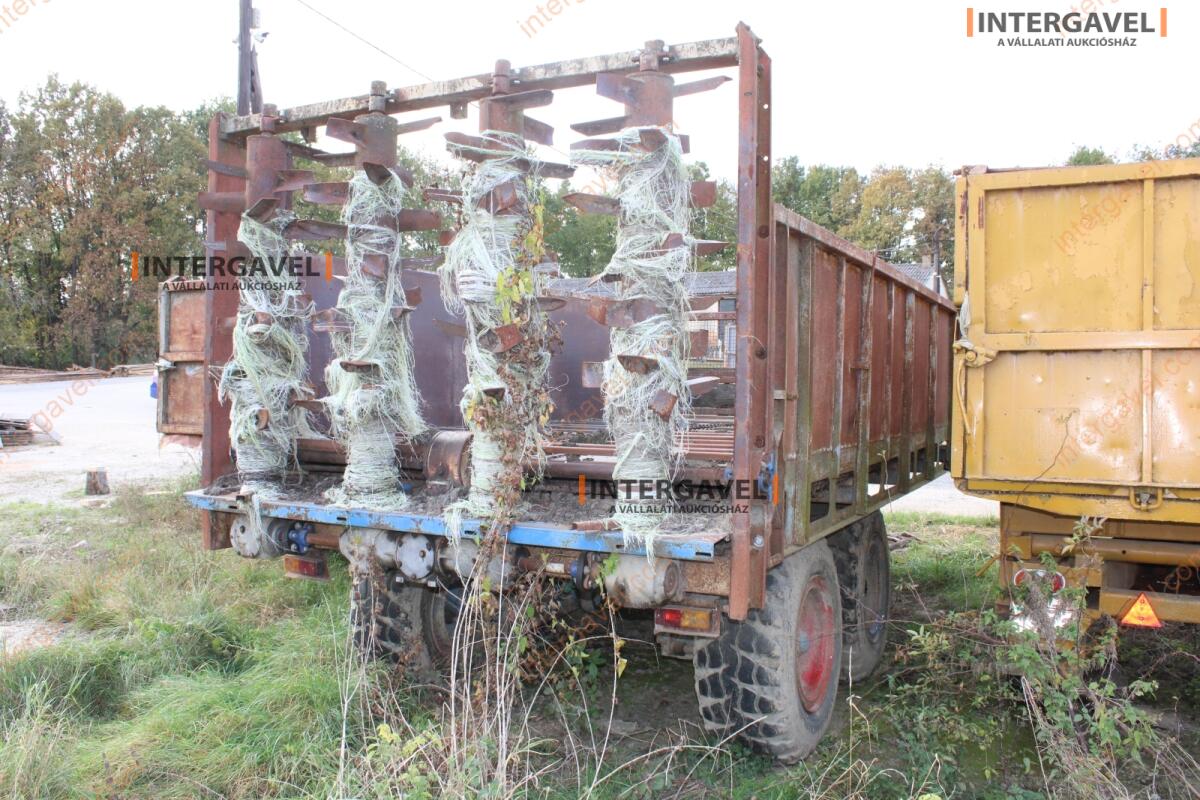 Trágyaszóró pótkocsi 9