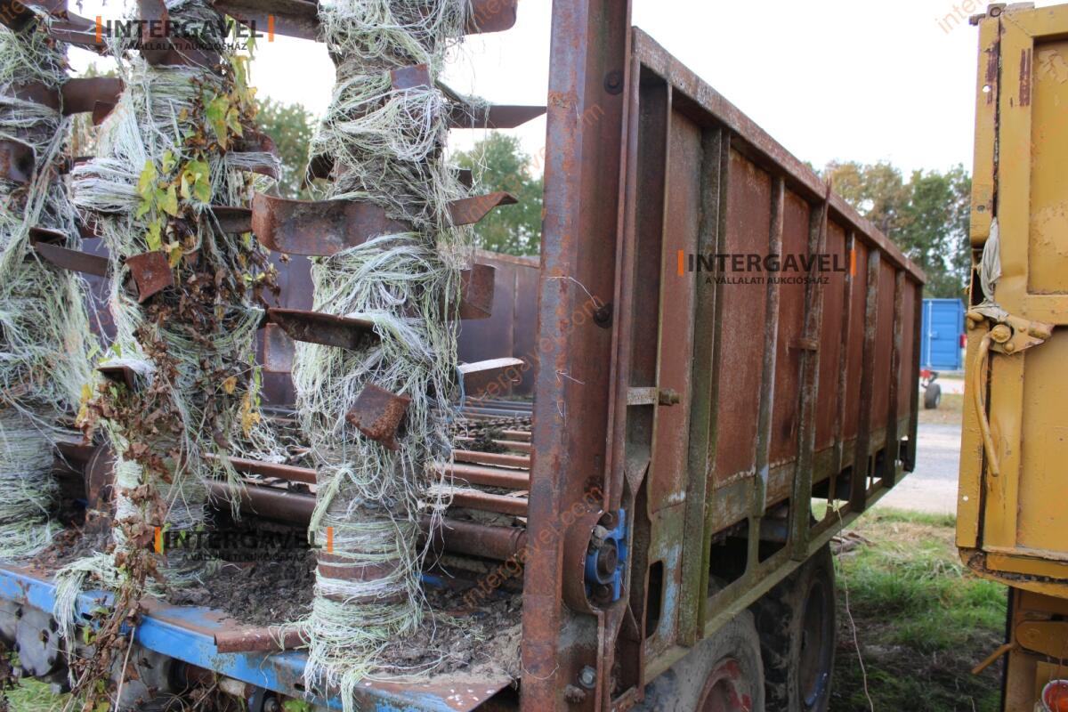 Trágyaszóró pótkocsi 10