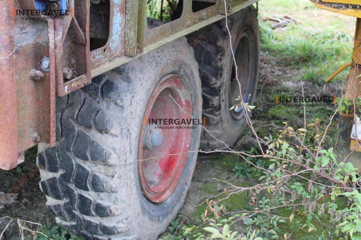 Trágyaszóró pótkocsi 16