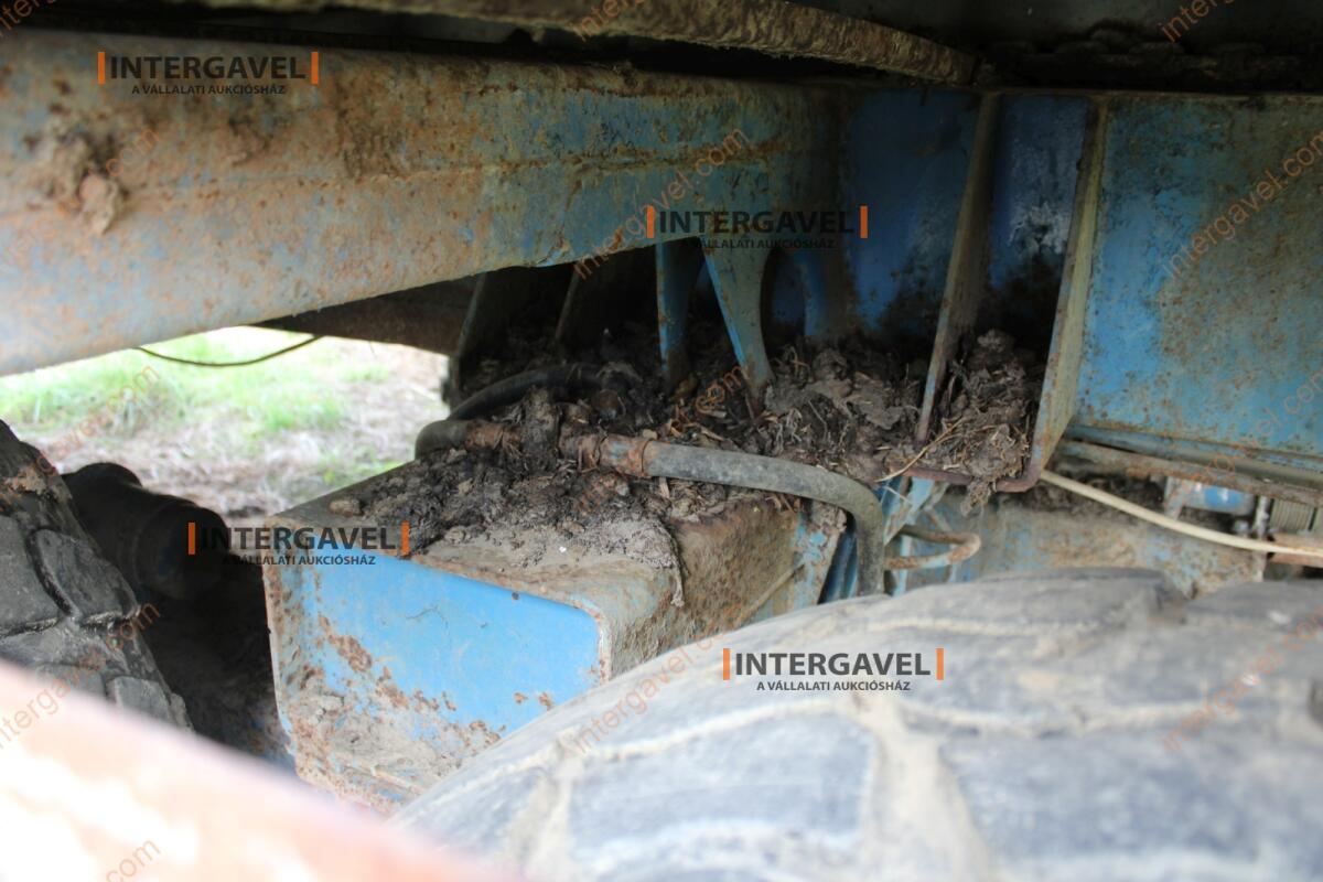 Trágyaszóró pótkocsi 18