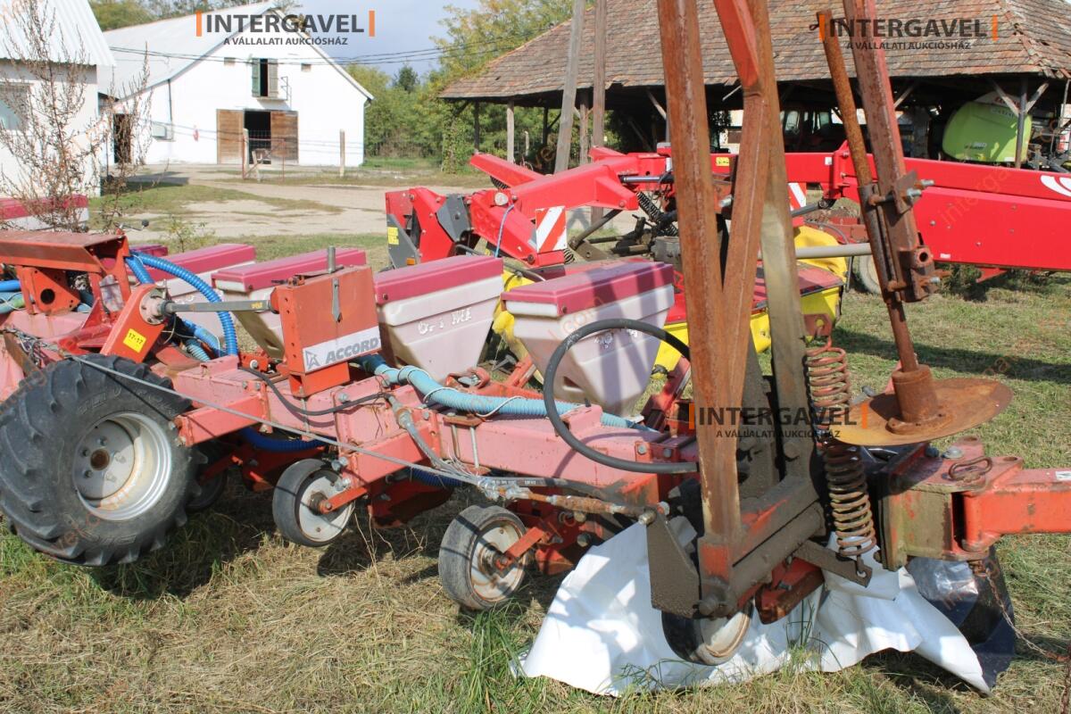 Szemenkénti vetőgép - Kverneland 8