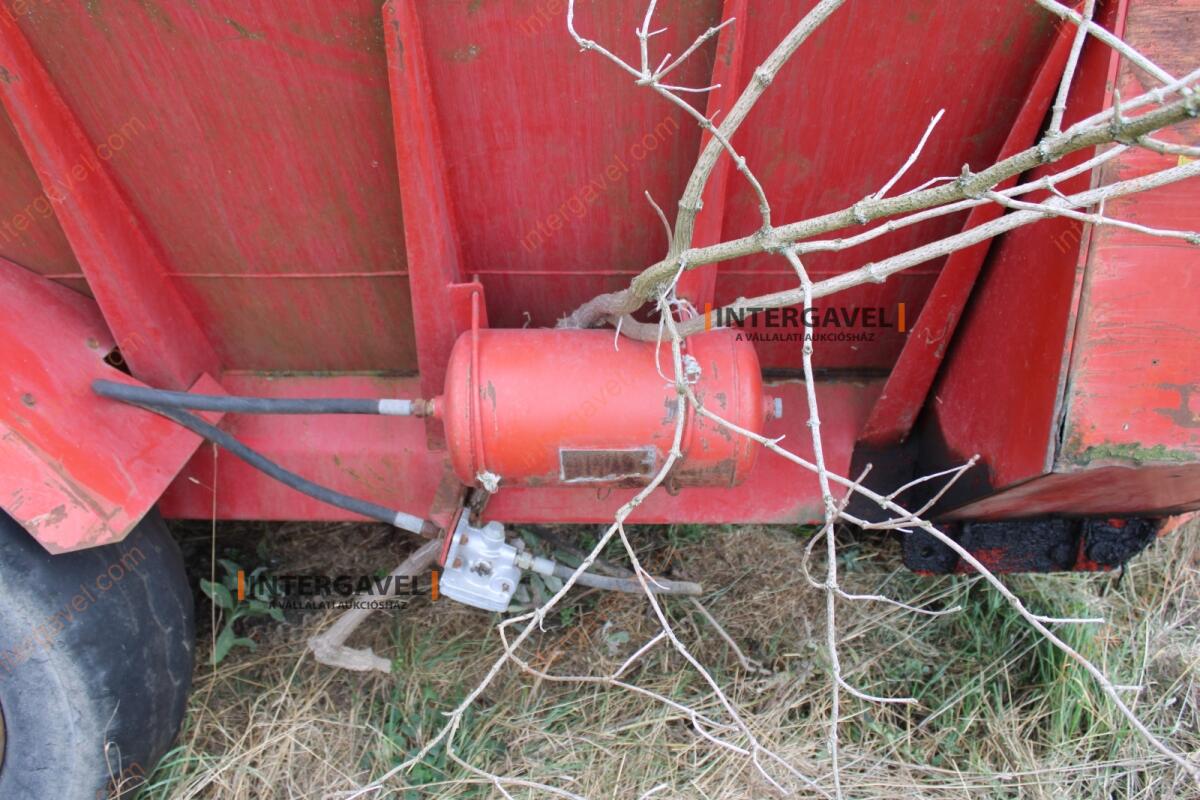 Takarmánykeverő, kiosztókocsi 10