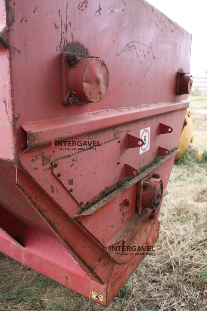 Takarmánykeverő, kiosztókocsi 12