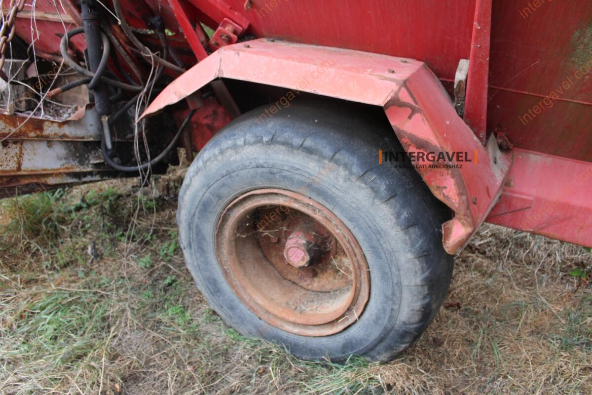 Takarmánykeverő, kiosztókocsi 13