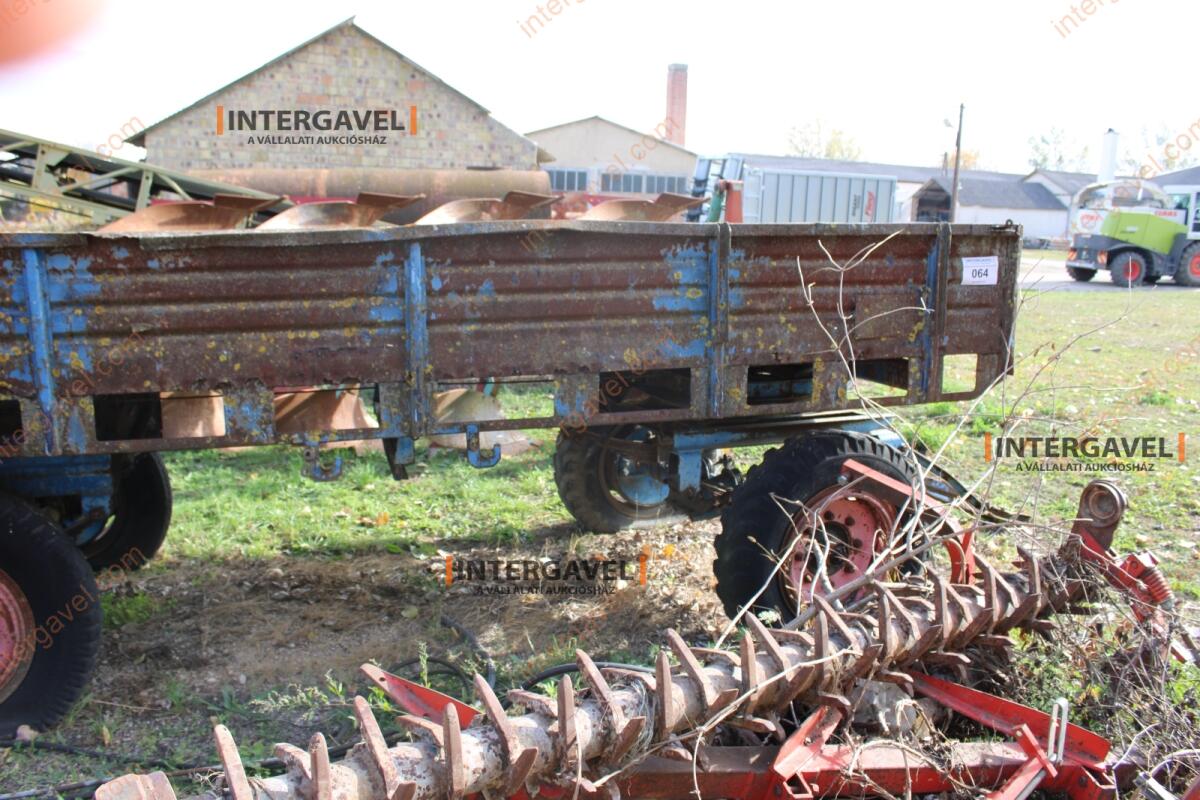 Trágyaszóró pótkocsi 7