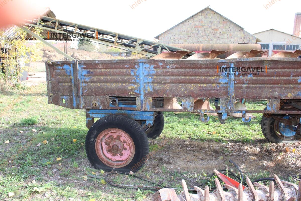 Trágyaszóró pótkocsi 8