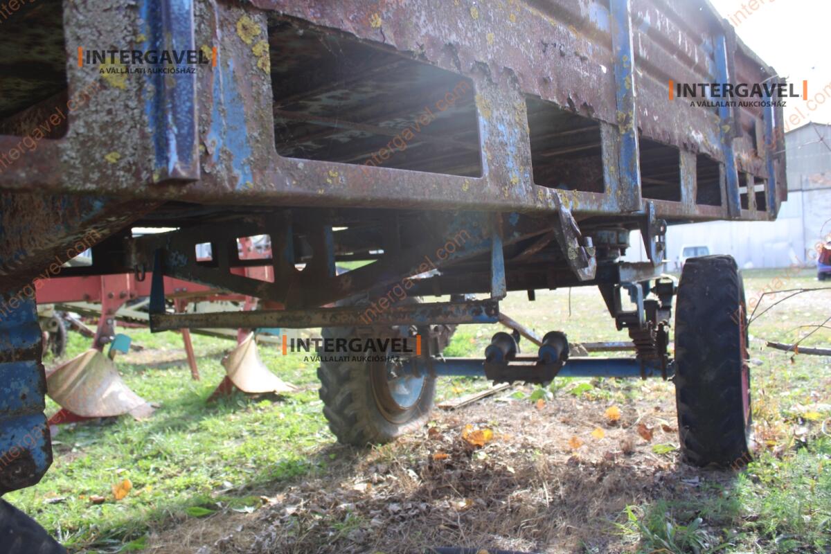 Trágyaszóró pótkocsi 9