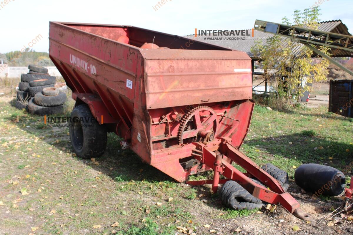 Takarmánykeverő, kiosztókocsi