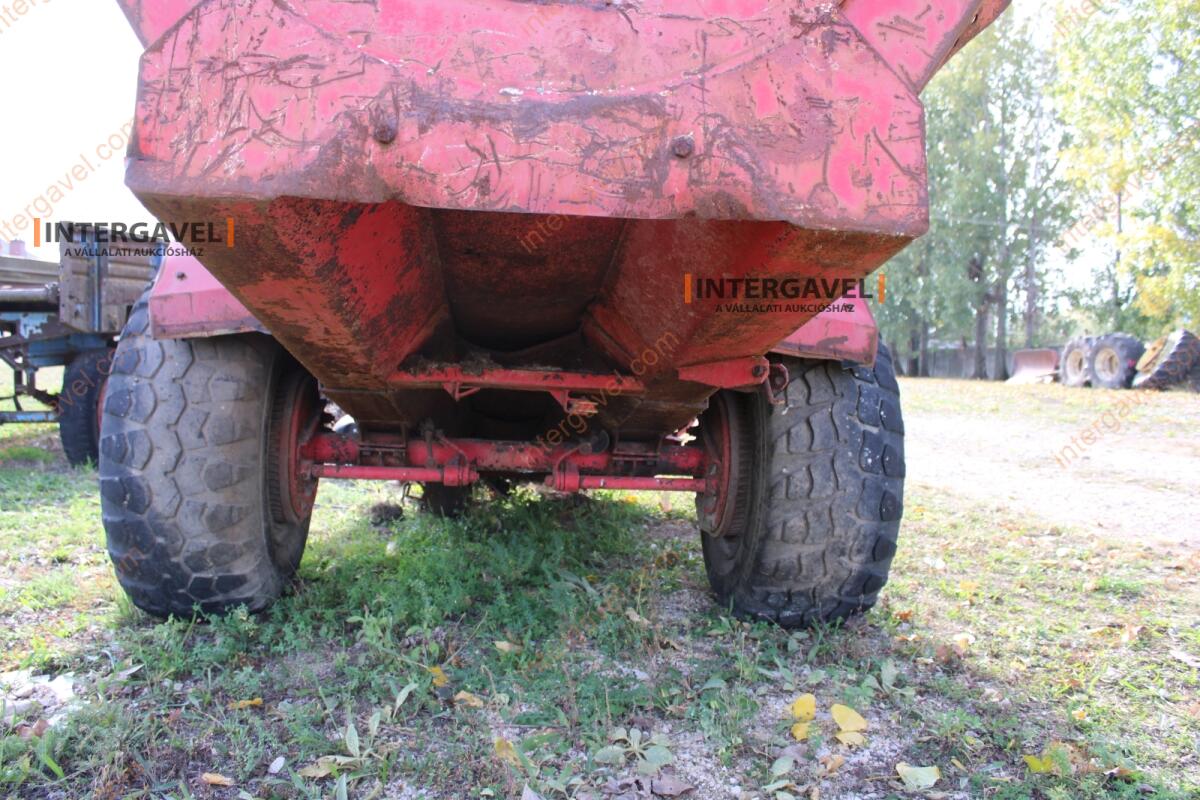 Takarmánykeverő, kiosztókocsi 13