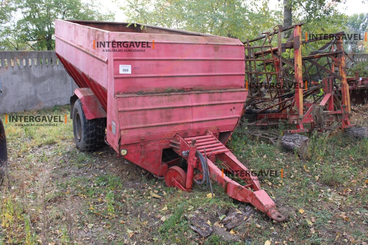 Takarmánykeverő, kiosztókocsi