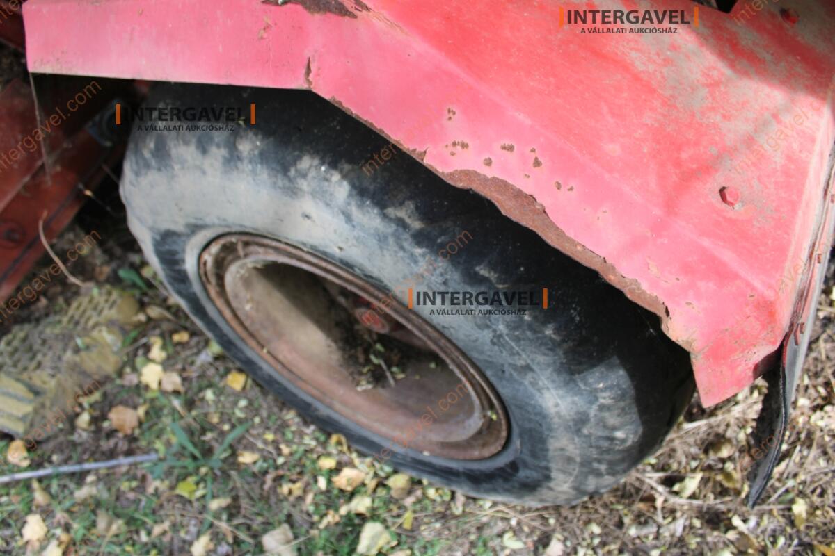 Takarmánykeverő, kiosztókocsi 13