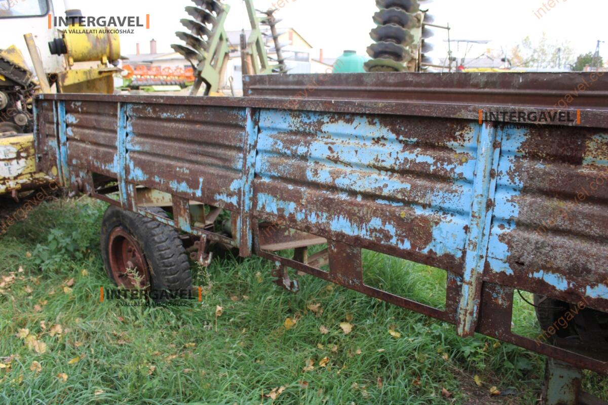 Trágyaszóró pótkocsi 9