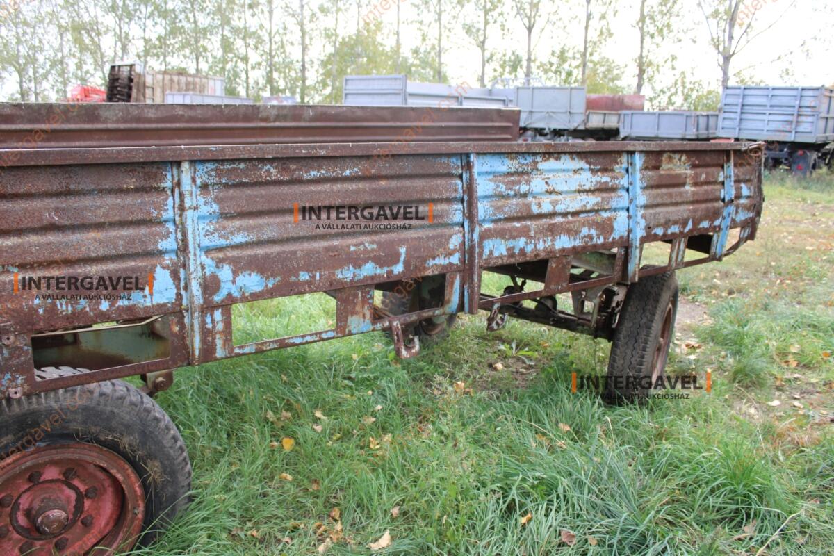 Trágyaszóró pótkocsi 10