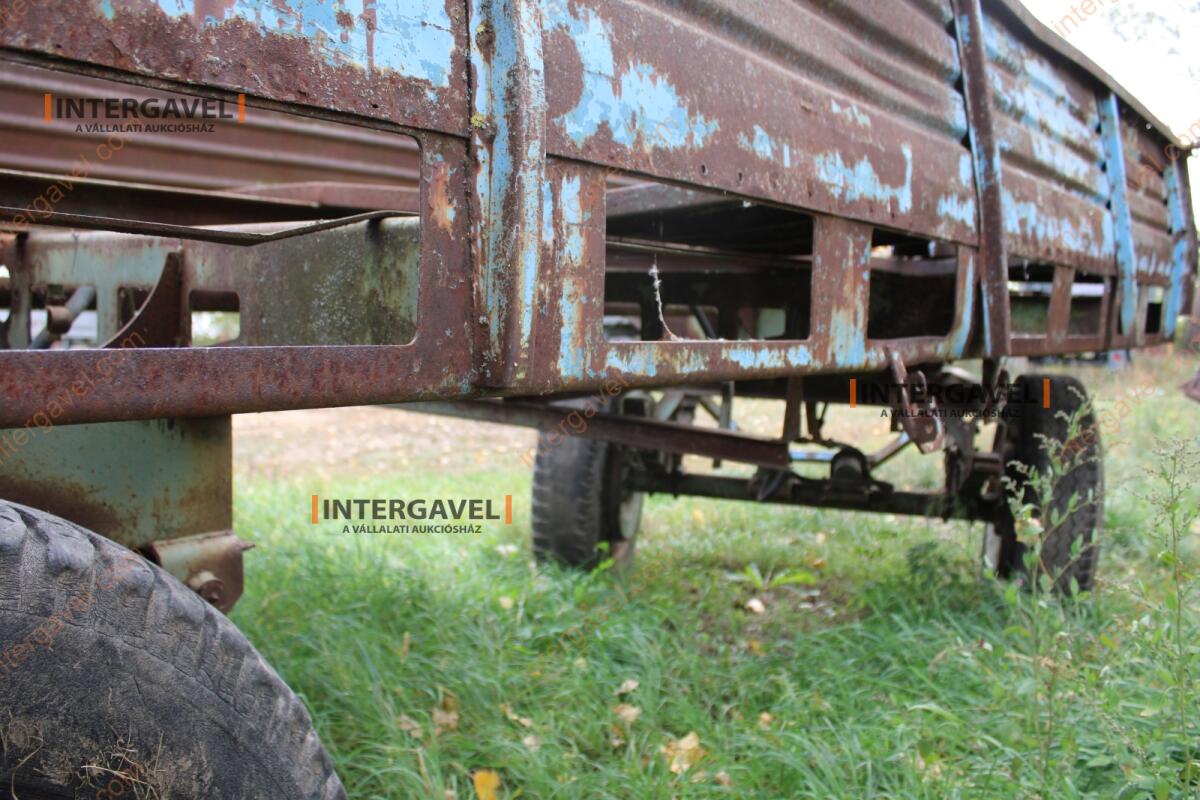 Trágyaszóró pótkocsi 11