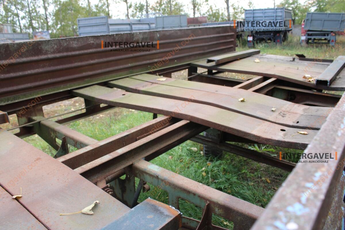 Trágyaszóró pótkocsi 12