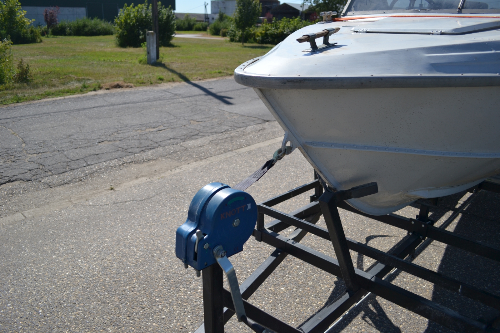 Motorcsónak utánfutóval 14