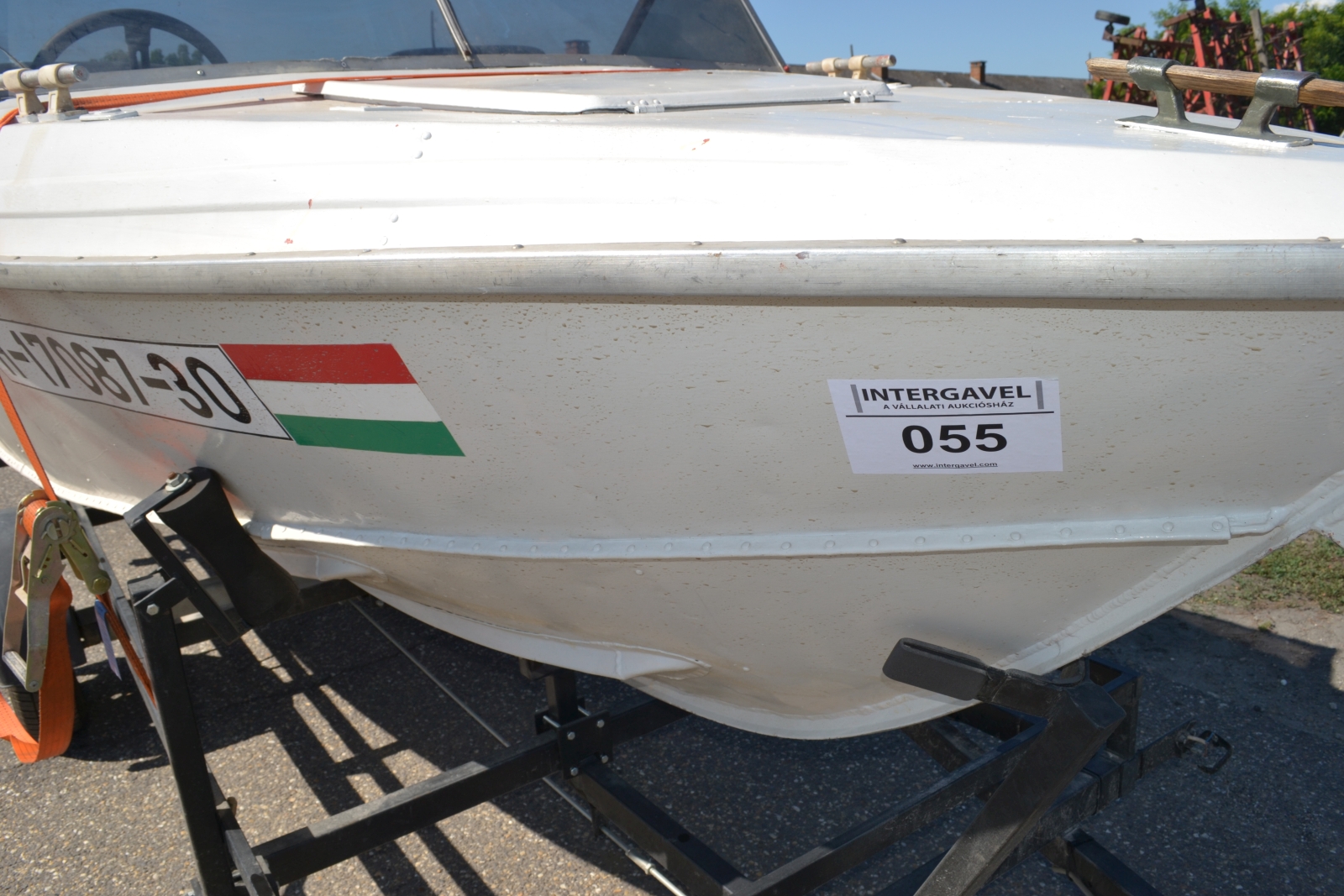 Motorcsónak utánfutóval 16