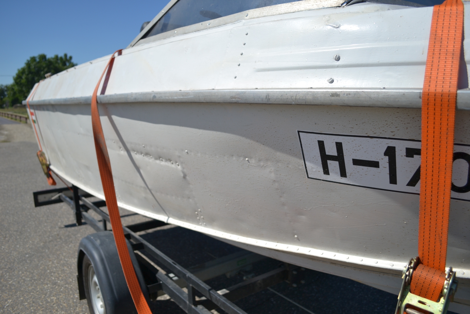 Motorcsónak utánfutóval 17