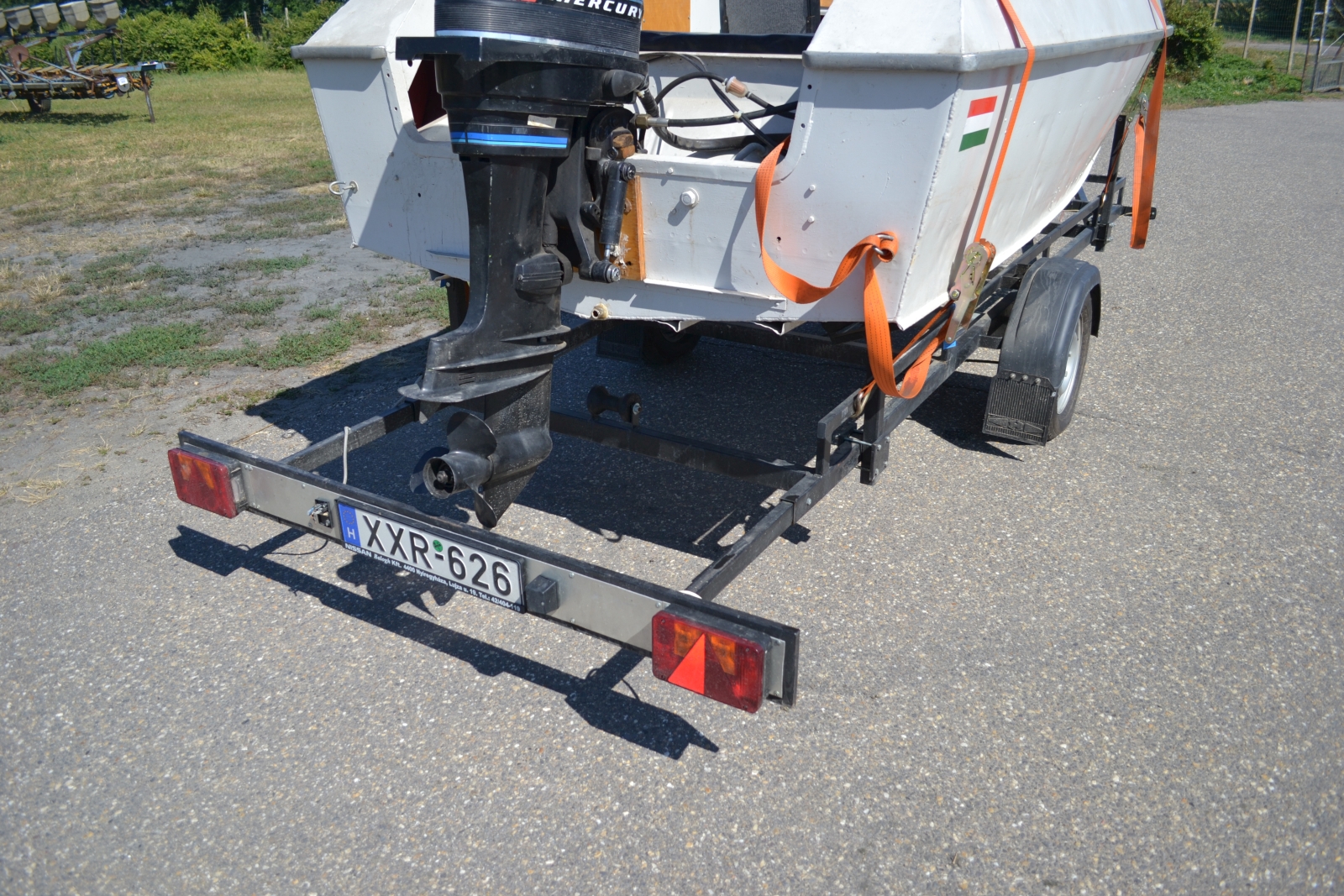 Motorcsónak utánfutóval 22