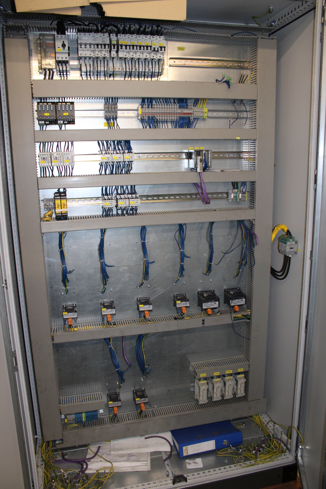 Elektromos kapcsolószekrény 3