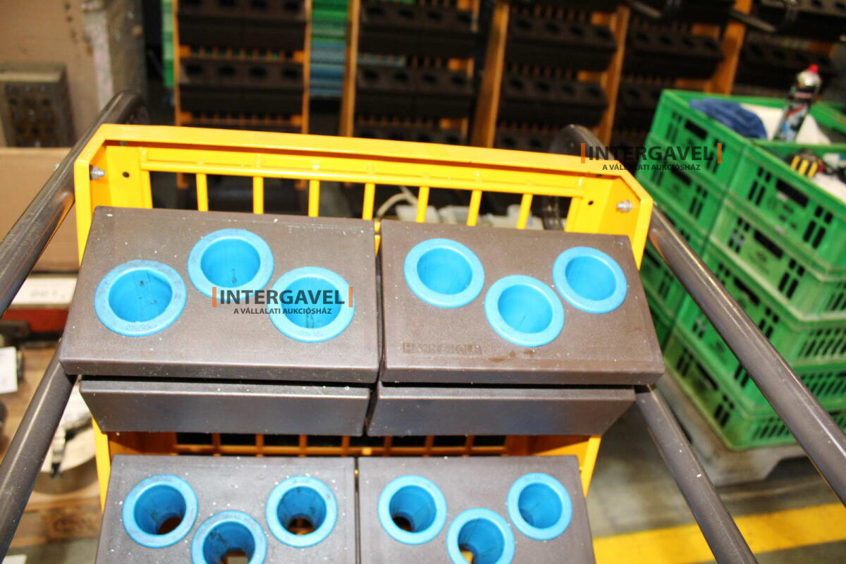 Szerszámtároló kocsi tároló betétekkel 11