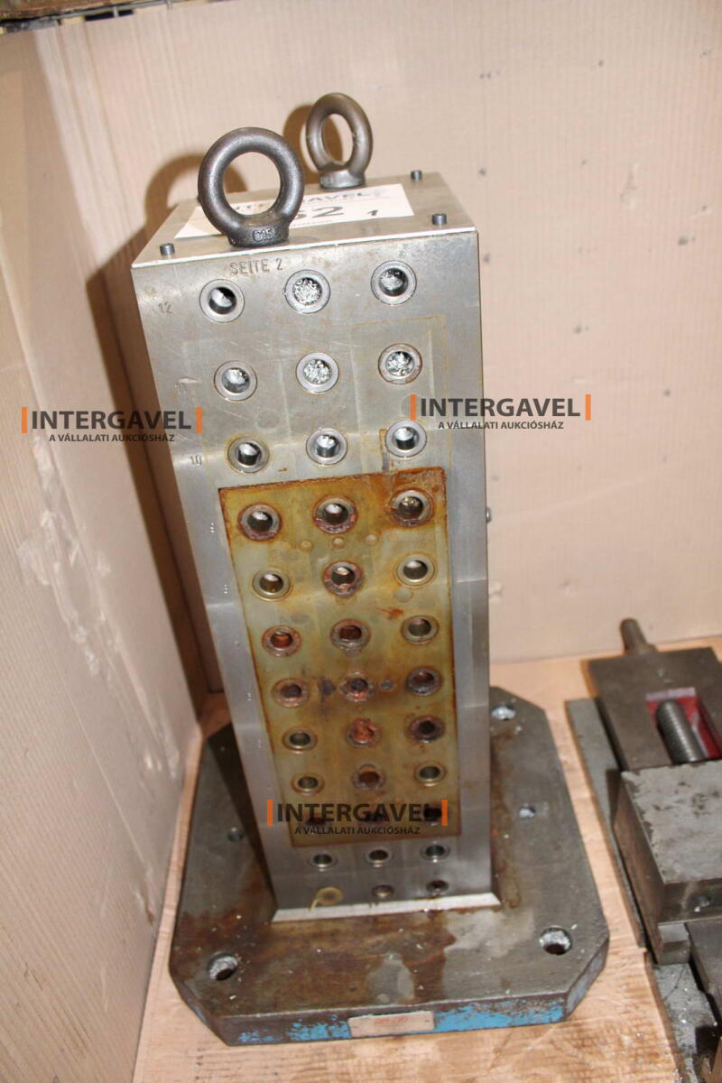 Felfogó hasáb furatokkal 2