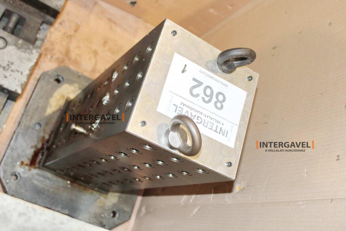 Felfogó hasáb furatokkal 5