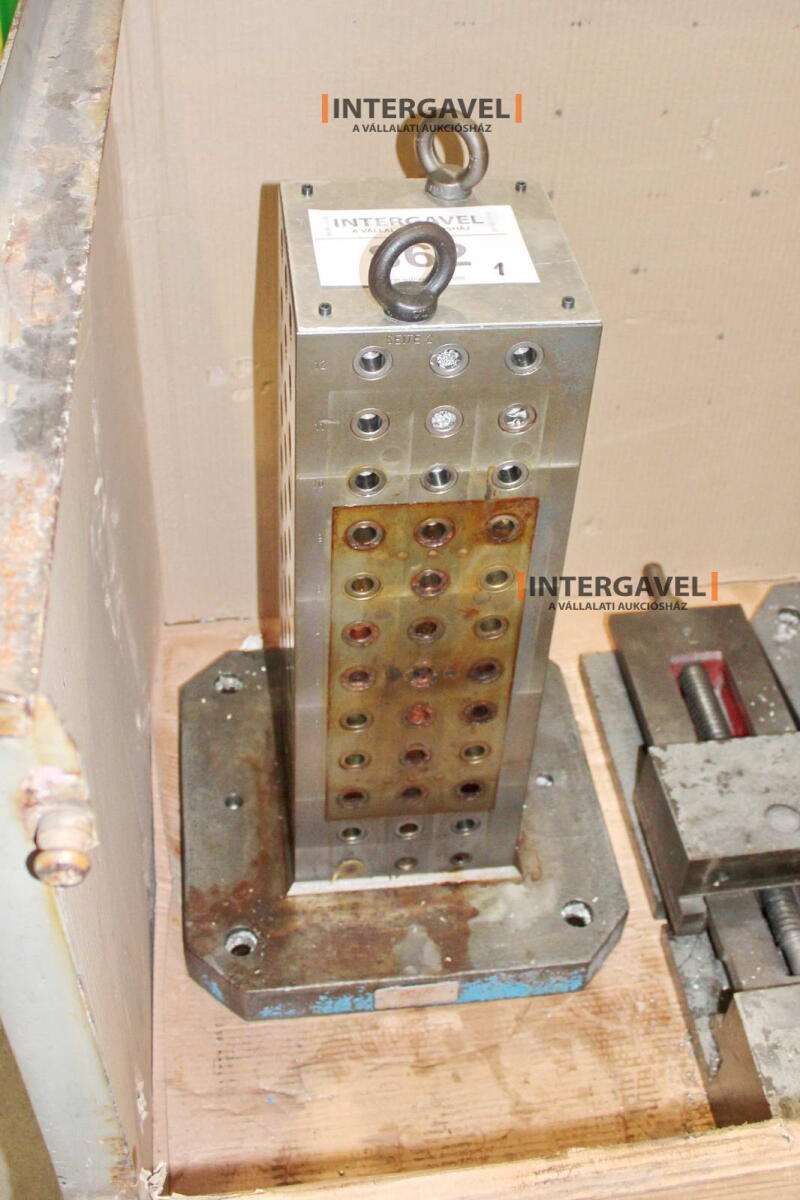 Felfogó hasáb furatokkal 6