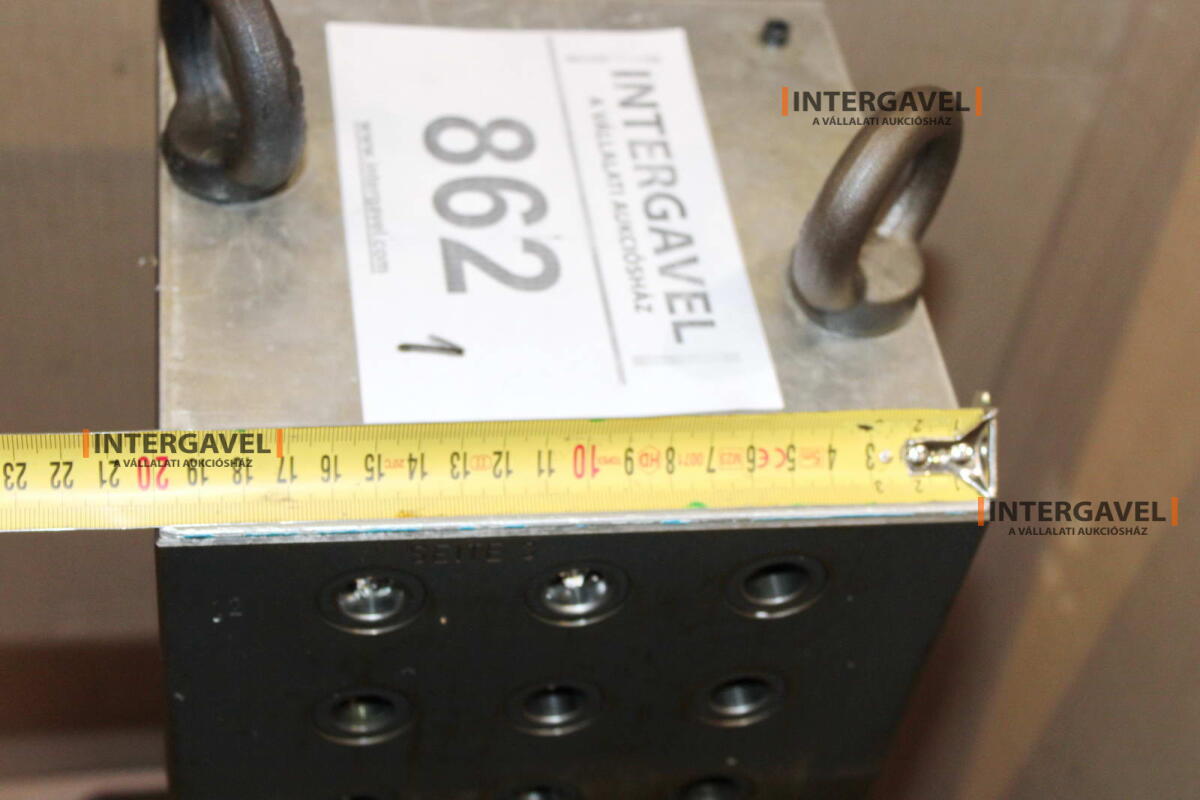 Felfogó hasáb furatokkal 8