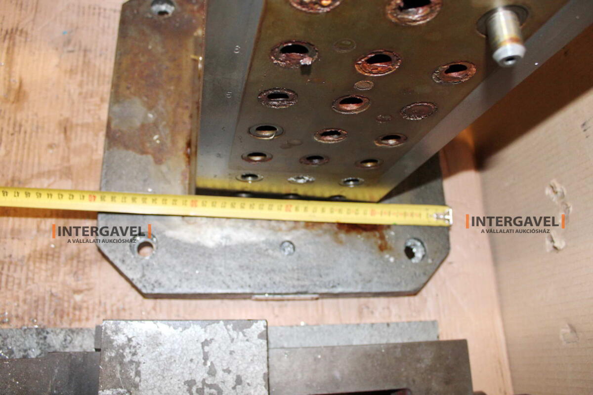 Felfogó hasáb furatokkal 9