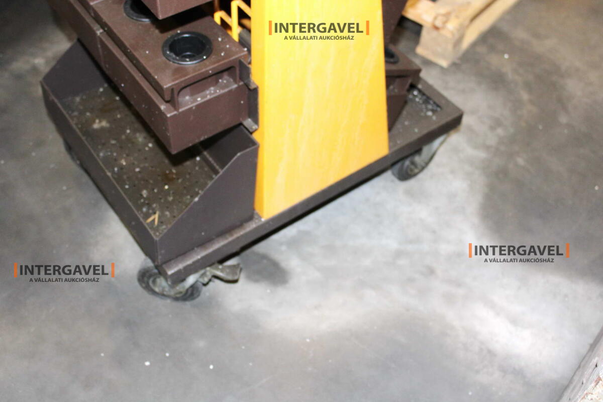 Szerszámtároló kocsi tároló betétekkel 3