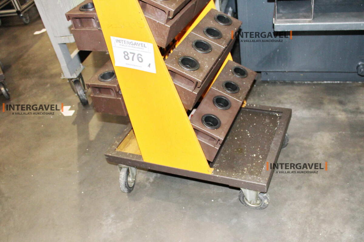 Szerszámtároló kocsi tároló betétekkel 3