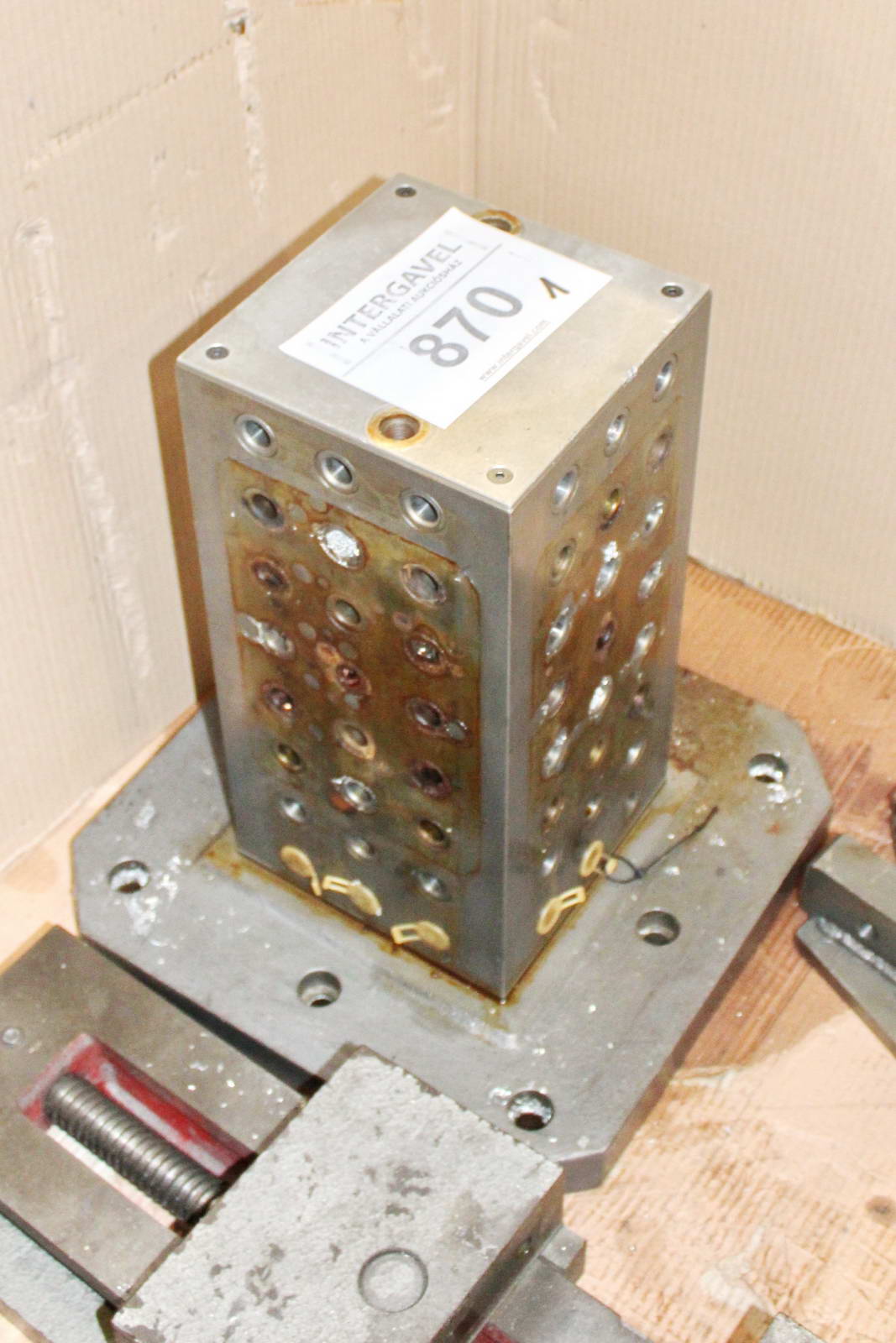 Felfogó hasáb furatokkal