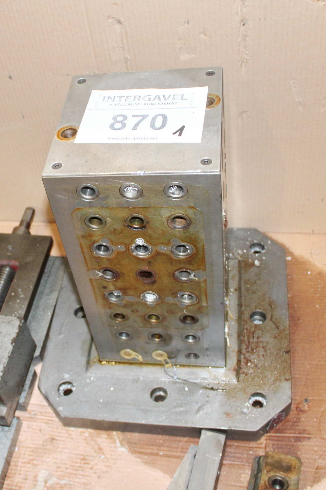 Felfogó hasáb furatokkal 2