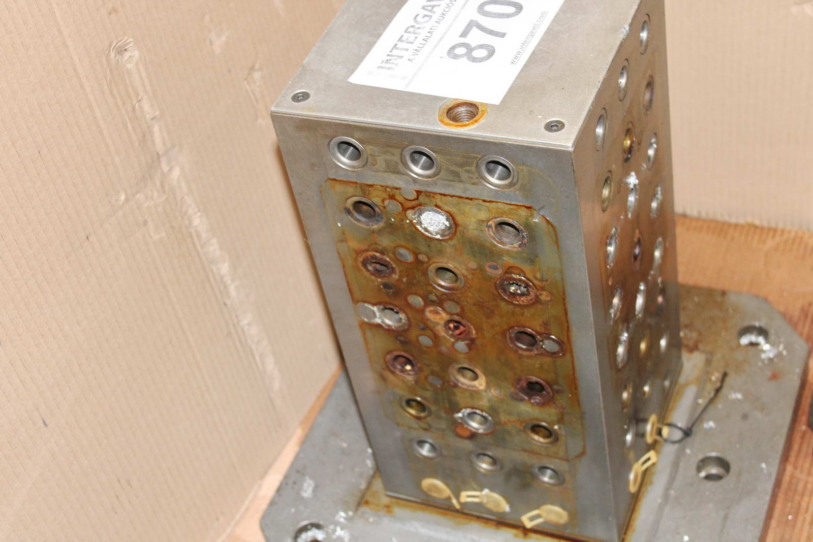 Felfogó hasáb furatokkal 3