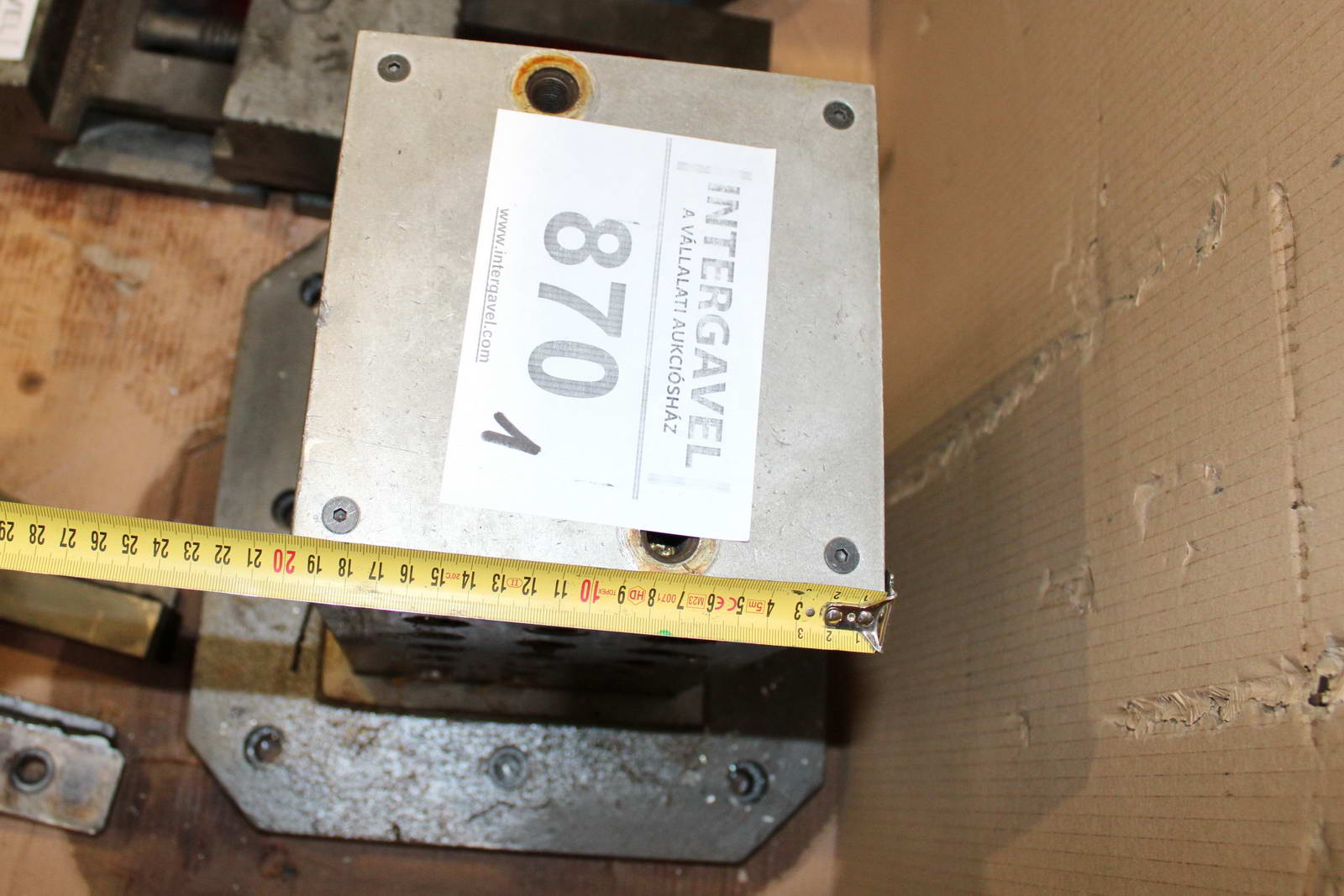 Felfogó hasáb furatokkal 4