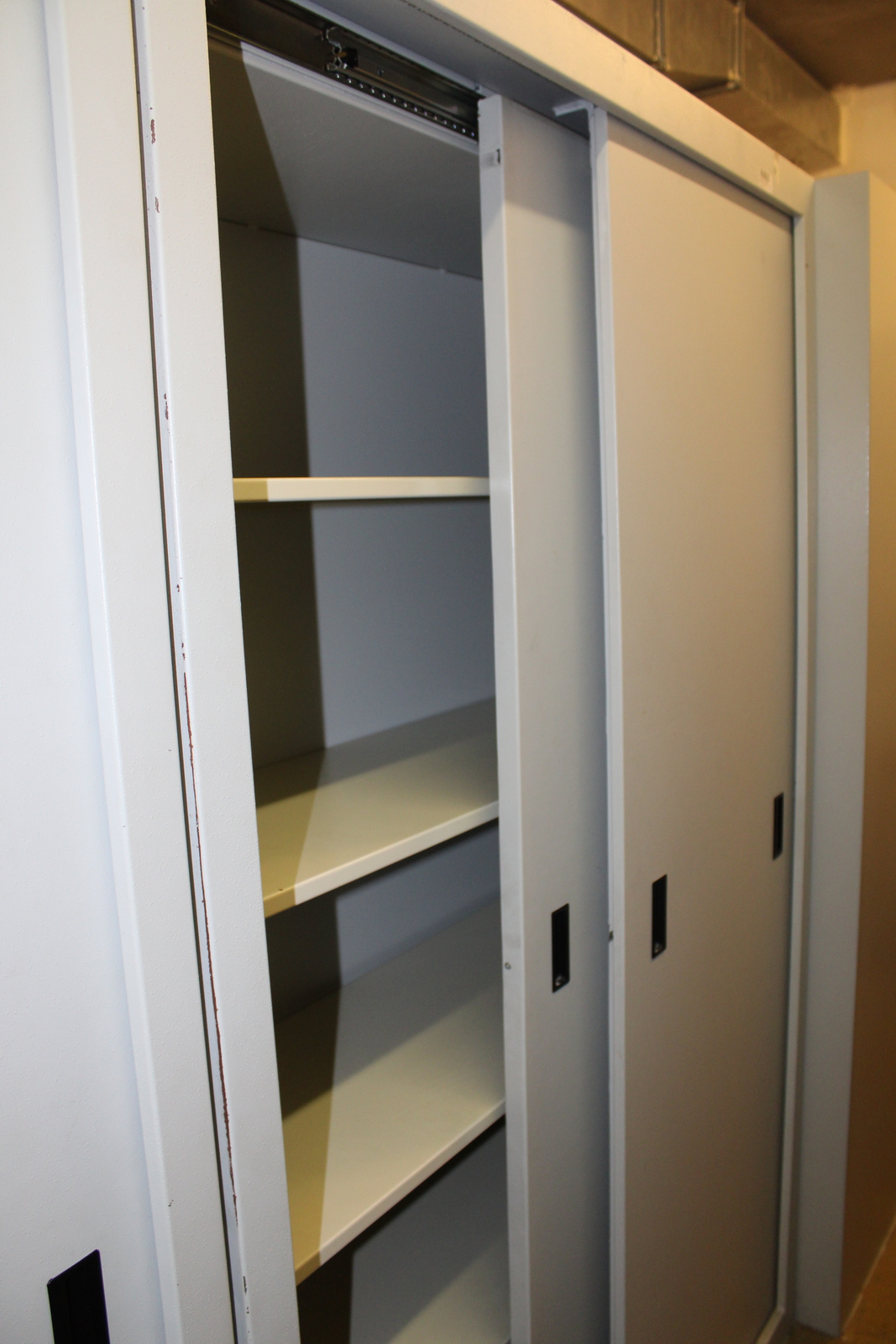 Lemezszekrény (tolóajtós) 2