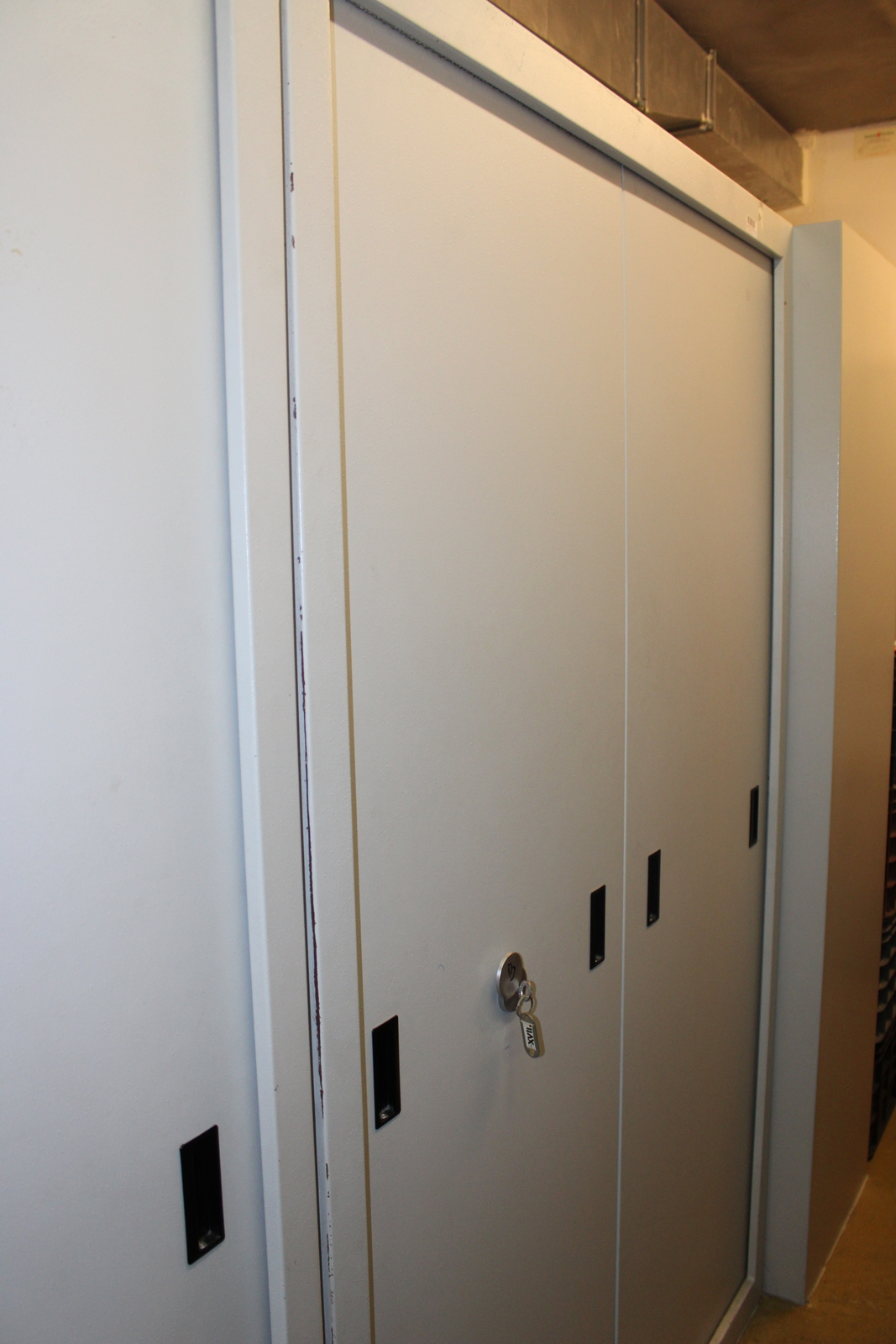 Lemezszekrény (tolóajtós) 8