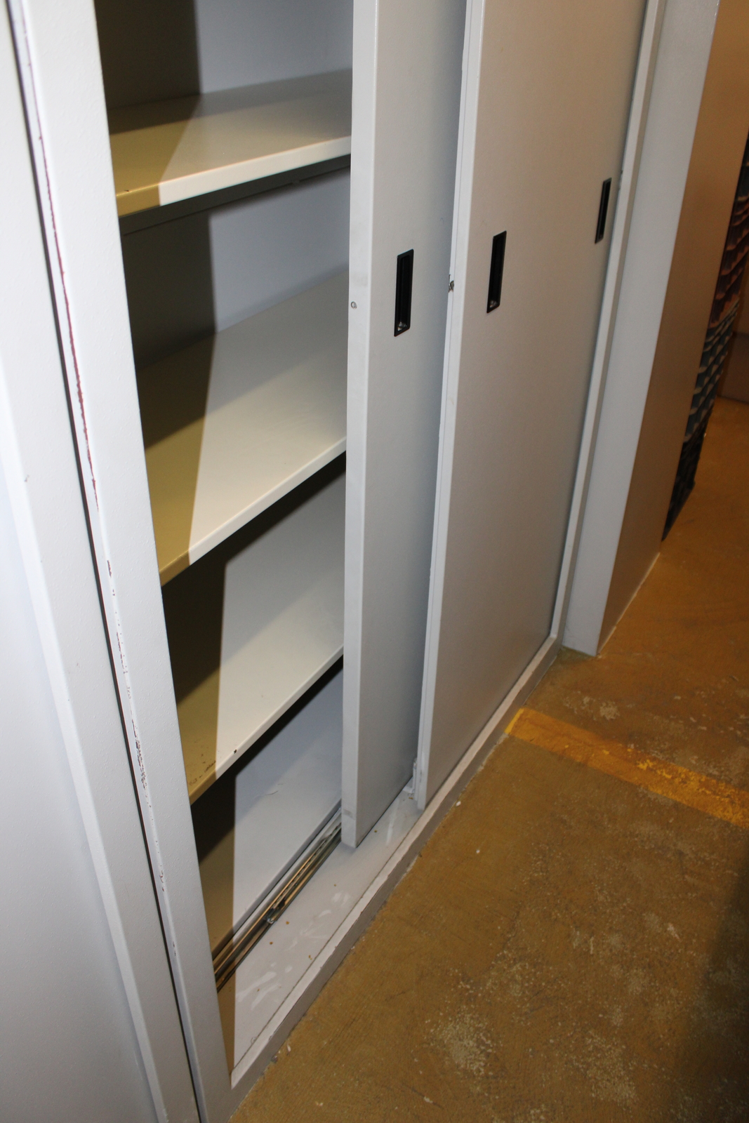 Lemezszekrény (tolóajtós) 10