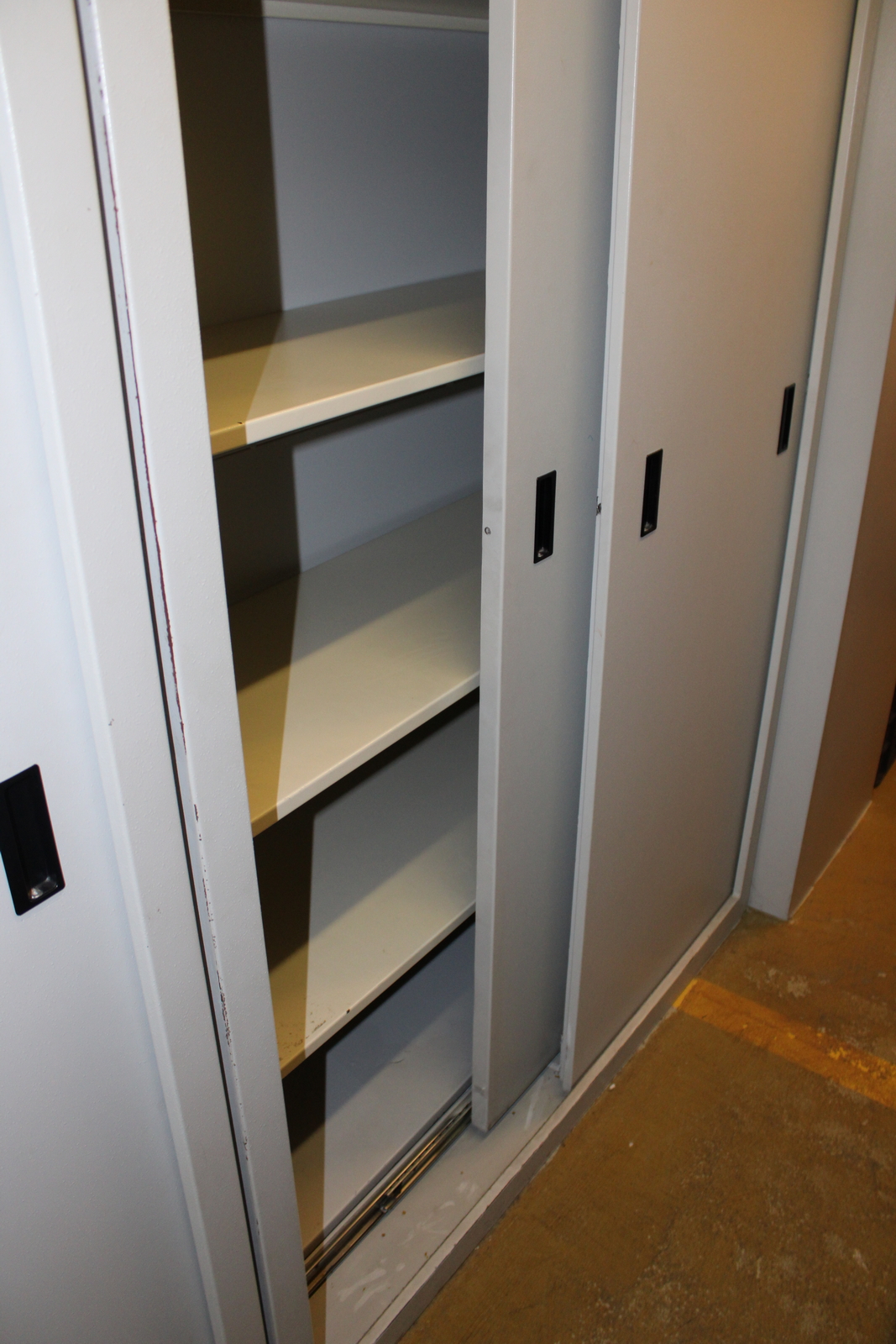 Lemezszekrény (tolóajtós) 3