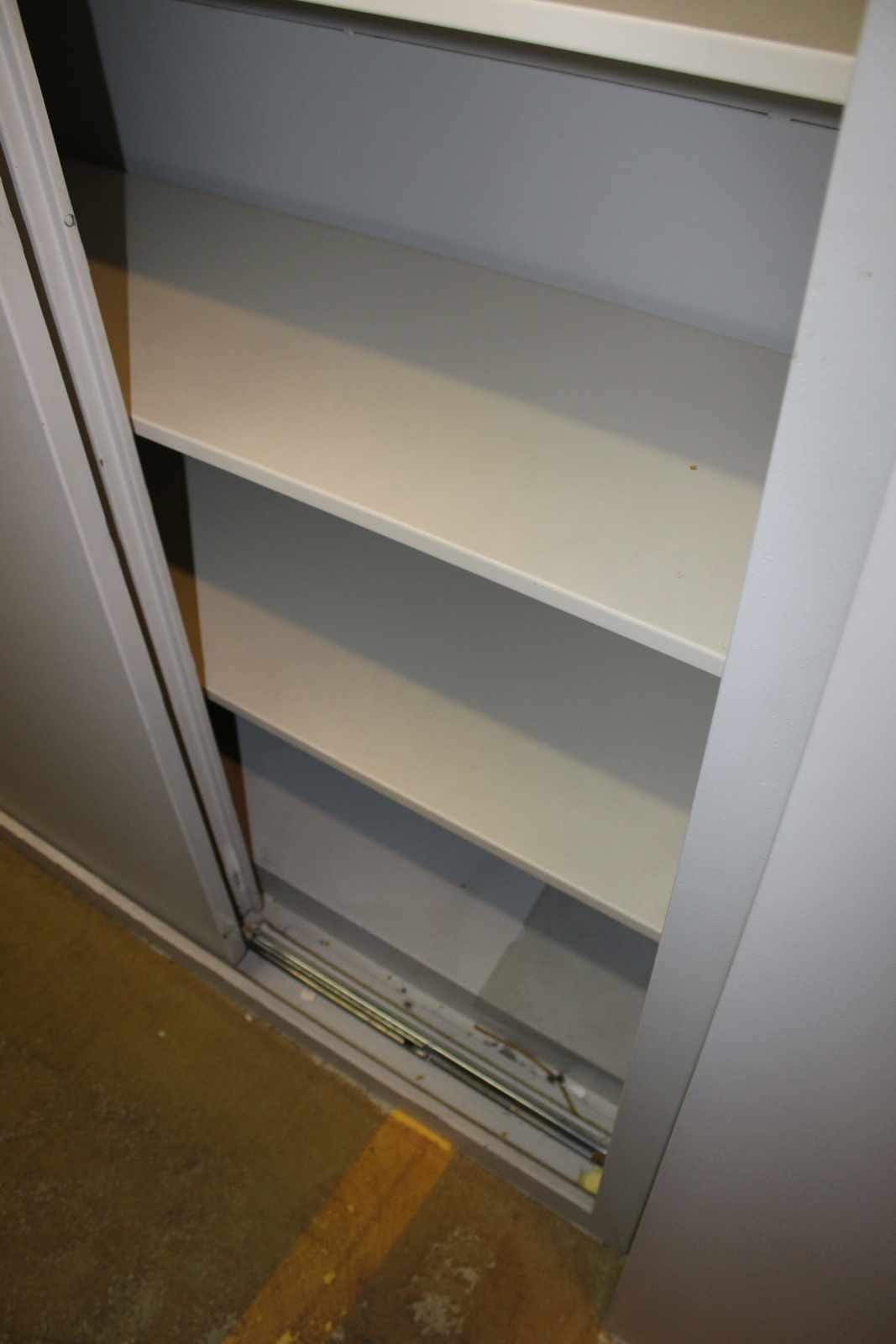 Lemezszekrény (tolóajtós) 7