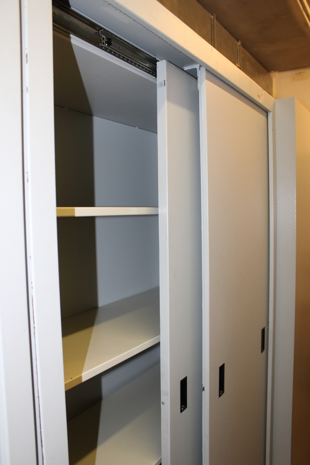 Lemezszekrény (tolóajtós) 9