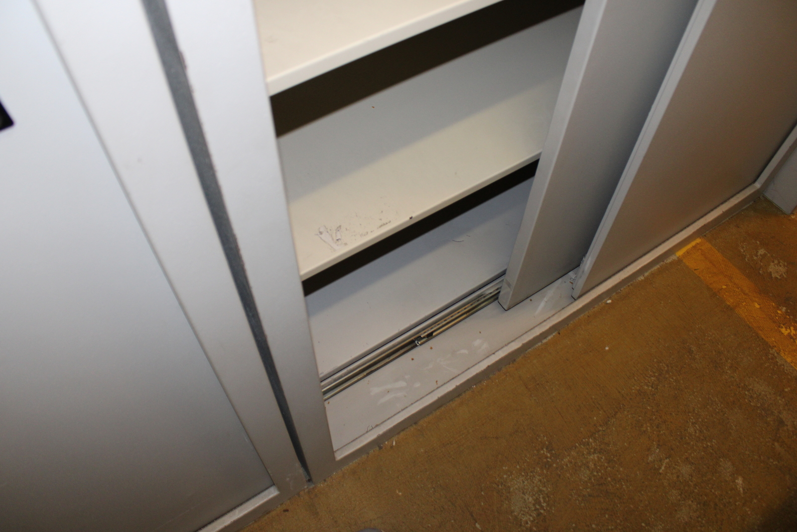 Lemezszekrény (tolóajtós) 5