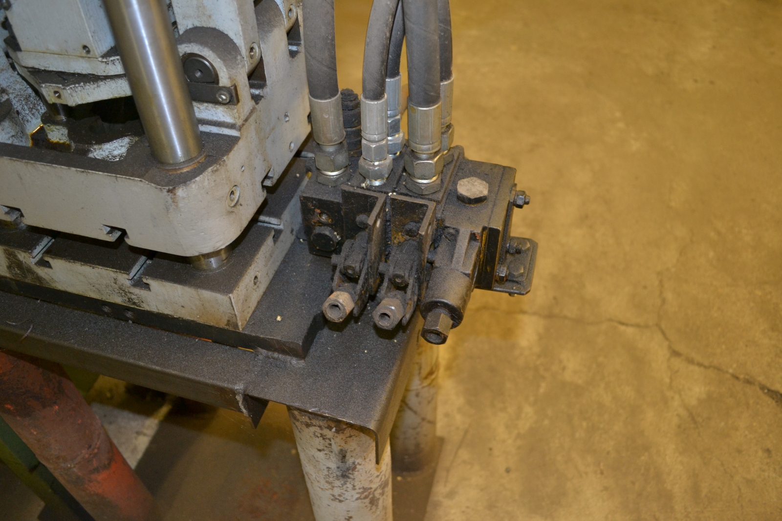 Hidraulikus présgép 6