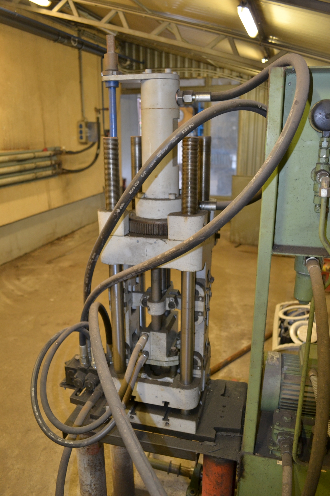 Hidraulikus présgép 8