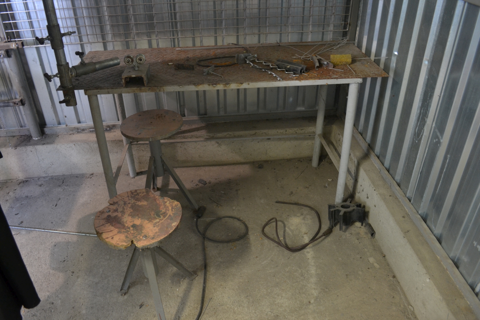 Munkaasztalok székkel 2