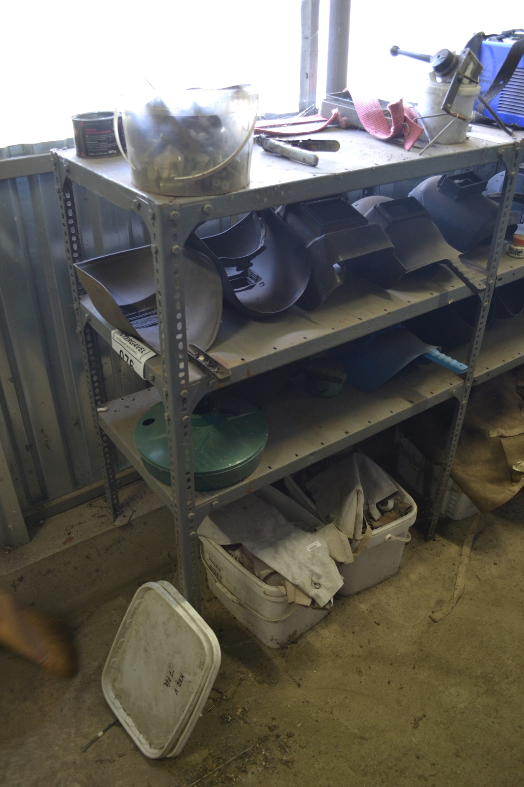 Salgó polc vegyes eszközökkel 2